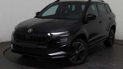 Schwarz, black magic Neu 2025 Skoda Karoq SportLine SUV | 35.979 € (Fairer Preis)