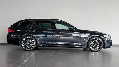 Black sapphire metallic (schwarz) Gebraucht 2022 BMW 540 M Sport Kombi | 41.988 € (Fairer Preis)