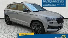 Graphitegrau metallic Neu 2025 Skoda Karoq SportLine SUV | 39.490 € (Guter Preis)