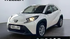 Weiß Gebraucht 2022 Toyota Aygo Play Kleinwagen | 14.991 € (Fairer Preis)