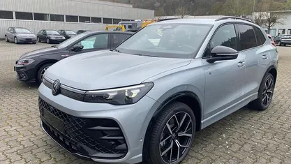 Neu VW Tiguan R-line 150 PS (110 kW) 2026 Oyster silver metallic SUV