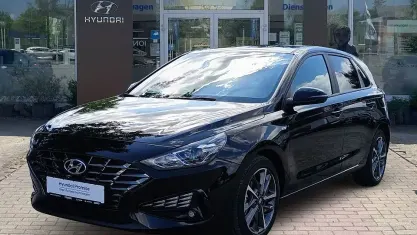 Gebraucht Hyundai i30 120 PS (88 kW) 2023 Abyss black Limousine