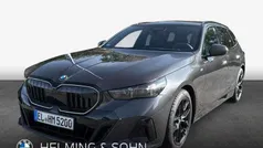 Grau (sophistograu brillanteffekt metallic) Gebraucht 2024 BMW 520 M Sport Kombi | 61.750 € (Fairer Preis)