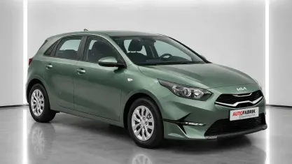 Neu Kia Ceed 140 PS (102 kW) 2025 Experience grün metallic Kleinwagen