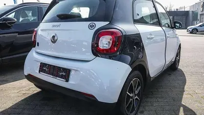 Gebraucht Smart ForFour Electric Drive Passion 60 kW (82 PS) 2021 Weiß Limousine