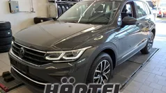 Delfingrau (grey), metallic Gebraucht 2022 VW Tiguan Life SUV | 33.400 € (Fairer Preis)
