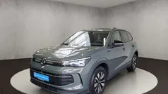 Cipressinogrün metallic Gebraucht 2024 VW Tiguan Life SUV | 43.800 € (Superpreis)