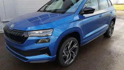 Raceblau metallic Neu 2025 Skoda Karoq SportLine SUV | 40.990 € (Fairer Preis)