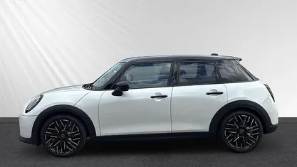 Gebraucht Mini Cooper Favoured 156 PS (114 kW) 2024 Weiss Kleinwagen