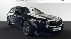 Carbonschwarz metallic Gebraucht 2024 BMW 520 M Sport Kombi | 53.499 € (Superpreis)