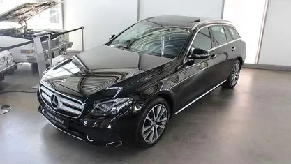 Obsidianschwarz metallic Gebraucht 2018 Mercedes E220 Avantgarde Kombi | 34.890 € (Teuer)