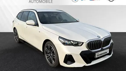 Mineralweiss metallic Gebraucht 2025 BMW 520 M Sport Kombi | 48.500 € (Guter Preis)