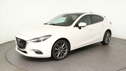 Używany Mazda 3 Signature 120 KM (88 kW) 2018 Biały Sedan/Limuzyna