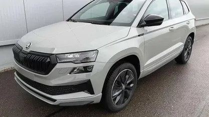 Stahlgrau Neu 2025 Skoda Karoq SportLine SUV | 39.790 € (Fairer Preis)