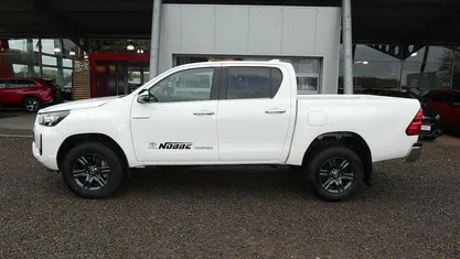 Schneeweiß Gebraucht 2024 Toyota HiLux Comfort Abholung | 47.690 € (Fairer Preis)