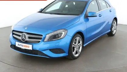 Gebraucht Mercedes A180 Urban 122 PS (89 kW) 2015 Blau Kleinwagen