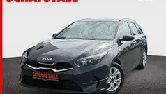 Grau ((h8g) pentametal met.) Gebraucht 2024 Kia Ceed Sportswagon Comfort Kombi | 22.479 € (Superpreis)