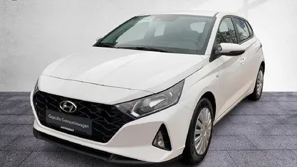 Gebraucht Hyundai i20 Select 101 PS (74 kW) 2022 Atlas white / sol Limousine