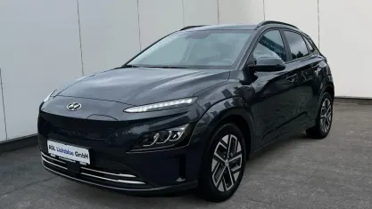Gebraucht Hyundai Kona Trend 100 kW (136 PS) 2023 Dark knight SUV