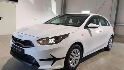 Casaweiß Gebraucht 2024 Kia Ceed Kleinwagen | 17.985 € (Superpreis)