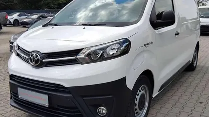 Schaumweiß Gebraucht 2021 Toyota Proace Comfort Van / Kleinbus | 22.990 € (Guter Preis)