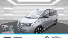 Monosilber (silber) Gebraucht 2023 VW T7 Style Van | 59.100 € (Teuer)