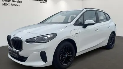 Alpinweiss iii (weiss) Gebraucht 2023 BMW 225 Active Tourer Luxury Line Van / Kleinbus | 30.900 € (Superpreis)