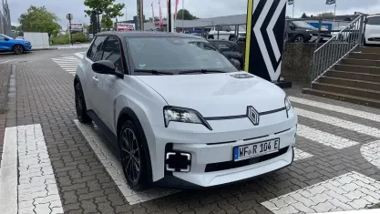 Neu Renault 5 E-Tech Urban 89 kW (122 PS) 2025 Perlmuttweiß mit dach in black pearlschwarz (weiß) Limousine