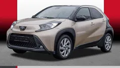 Ginger beige metallic/ night sky black Gebraucht 2022 Toyota Aygo Pulse Kleinwagen | 14.989 € (Fairer Preis)