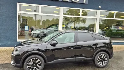 Neu Citroën C4 136 PS (100 kW) 2026 Perlaneraschwarz metallic SUV