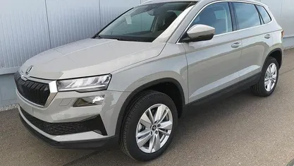 Stahlgrau Neu 2025 Skoda Karoq Selection SUV | 36.140 € (Guter Preis)