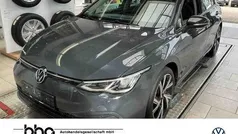 Grau Gebraucht 2022 VW Golf VIII Life Limousine | 18.930 € (Fairer Preis)