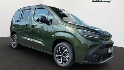 Grün Gebraucht 2025 Toyota Proace Verso City Kombi | 36.120 € (Fairer Preis)