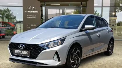 Gebraucht Hyundai i20 Edition 30+ 101 PS (74 kW) 2022 Sleek silver Kleinwagen