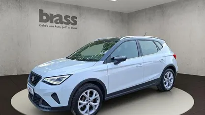 Nevada weiß metallic/magnetic grau metallic Gebraucht 2023 Seat Arona FR SUV | 20.480 € (Fairer Preis)