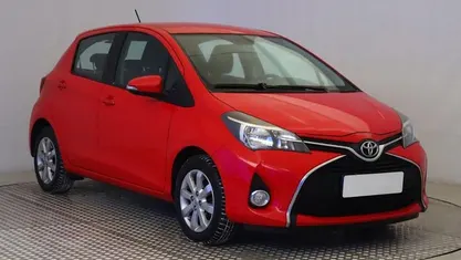 Gebraucht Toyota Yaris Comfort 69 PS (50 kW) 2016 Rot Limousine