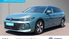 Maripositgrün metallic Gebraucht 2024 VW Passat Elegance Kombi | 37.660 € (Superpreis)
