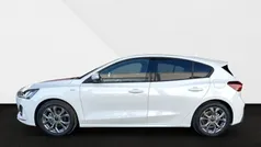 Frostweiss Gebraucht 2024 Ford Focus ST-Line Limousine | 29.990 € (Fairer Preis)