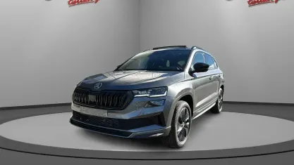 Neu Skoda Karoq SportLine 150 PS (110 kW) 2025 Graphitegrau metallic SUV