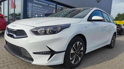 Weiß Neu 2025 Kia Ceed Sportswagon Kombi | 21.650 € (Fairer Preis)