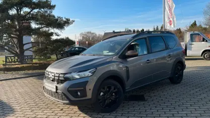 Nouă Dacia Jogger Extreme 101 CP (74 kW) 2025 Gri Monovolum
