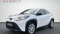Schneeweiß Gebraucht 2025 Toyota Aygo X-play Kleinwagen | 15.280 € (Fairer Preis)