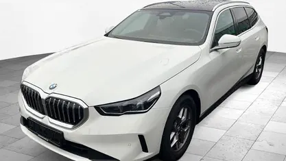 Gebraucht BMW 520 Sport Line 197 PS (144 kW) 2024 Alpinweiss iii Kombi