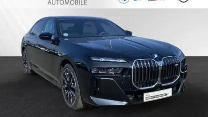 Gebraucht BMW M760e 571 PS (419 kW) 2025 Saphirschwarz metallic Limousine