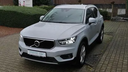 Gebraucht Volvo XC40 Momentum 163 PS (119 kW) 2020 Silber metallic SUV