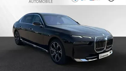 Gebraucht BMW 750e Comfort Edition 489 PS (359 kW) 2024 Saphirschwarz metallic Limousine