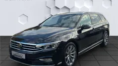Deep black perleffekt Gebraucht 2023 VW Passat Elegance Kombi | 34.177 € (Fairer Preis)