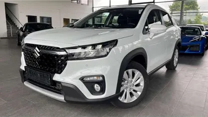 Cool white metallic Gebraucht 2025 Suzuki SX4 Comfort SUV | 22.470 € (Guter Preis)