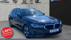 Black sapphire metallic Gebraucht 2023 BMW 520 Sport Line Kombi | 31.470 € (Guter Preis)