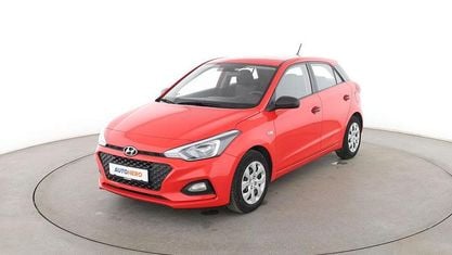 Używany Hyundai i20 Pure 75 KM (55 kW) 2019 Czerwony Sedan/Limuzyna